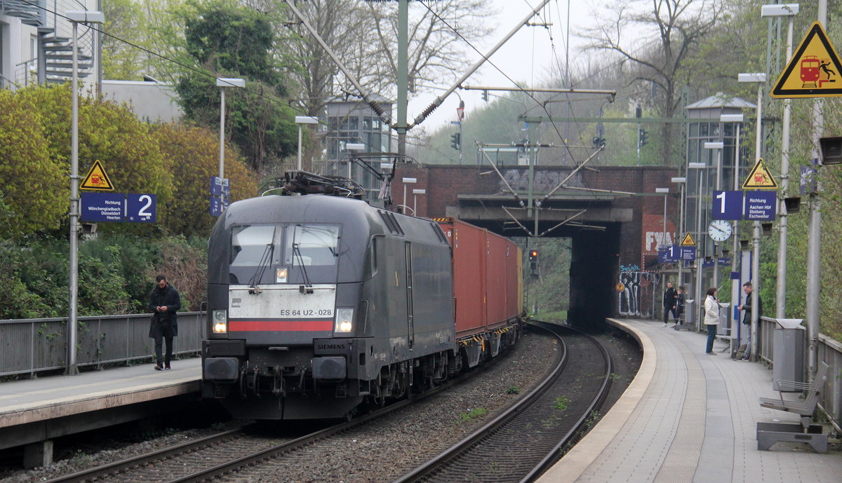 182 528-0 von MRCE/Crossrail kommt aus Richtung Köln,Aachen-Hbf und fährt durch Aachen-Schanz mit einem langen MSC-Containerzug aus Germersheim(D) nach  Antwerpen-Krommenhoek(B)  und fährt in Richtung Aachen-West. 
Aufgenommen vom Bahnsteig von Aachen-Schanz. 
Am Nachmittag vom 9.4.2019.