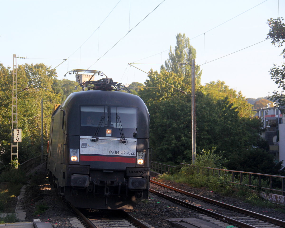182 528-0 von MRCE/Crossrail  kommt aus Richtung Aachen-West mit einem langen MSC-Containerzug aus Antwerpen-Krommenhoek(B) nach Germersheim(D) und fährt durch Aachen-Schanz in Richtung Aachen-Hbf,Aachen-Rothe-Erde,Stolberg-Hbf(Rheinland)Eschweiler-Hbf,Langerwehe,Düren,Merzenich,Buir,Horrem,Kerpen-Köln-Ehrenfeld,Köln-West,Köln-Süd. Aufgenommen vom Bahnsteig von Aachen-Schanz.
Bei Sommerwetter am Morgen vom 22.8.2019.