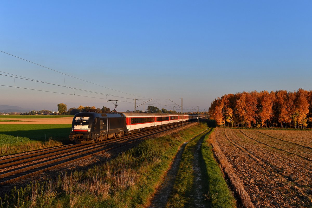 182 528 mit einem Sonderzug am 12.10.2018 bei Stephansposching. 