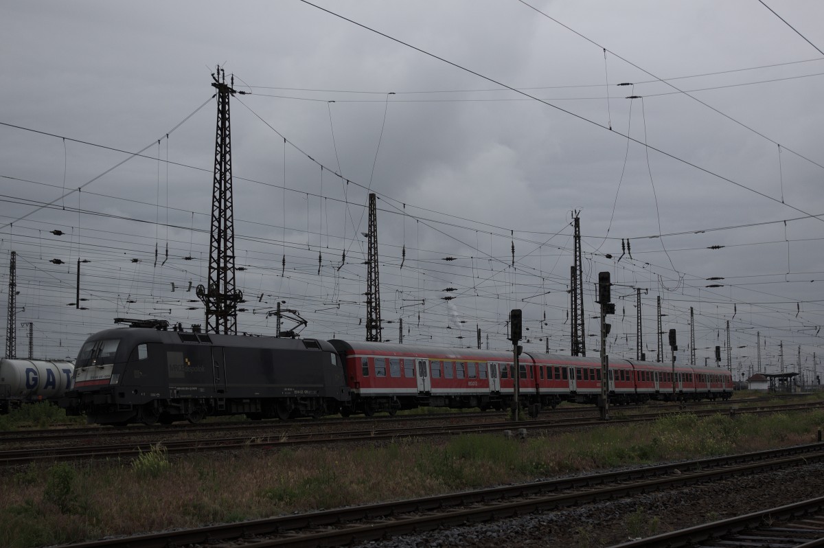 182 528 verlässt mit ihrer RB20 nach Eisenach den Bahnhof Großkorbetha. 
Aufgenommen am 1.6.15 von einem kleinen Parkplatz aus. 