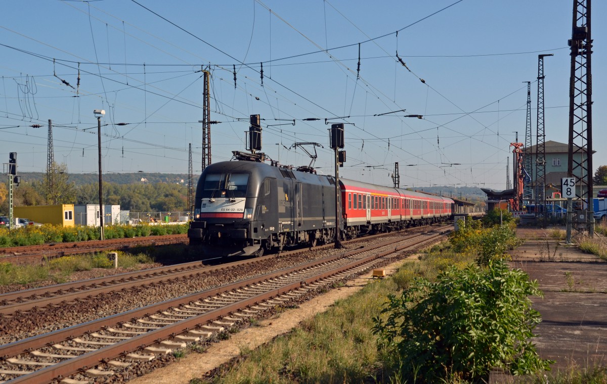 182 528 verlässt mit ihrer RB nach Eisenach am 12.10.15 Naumburg(S).