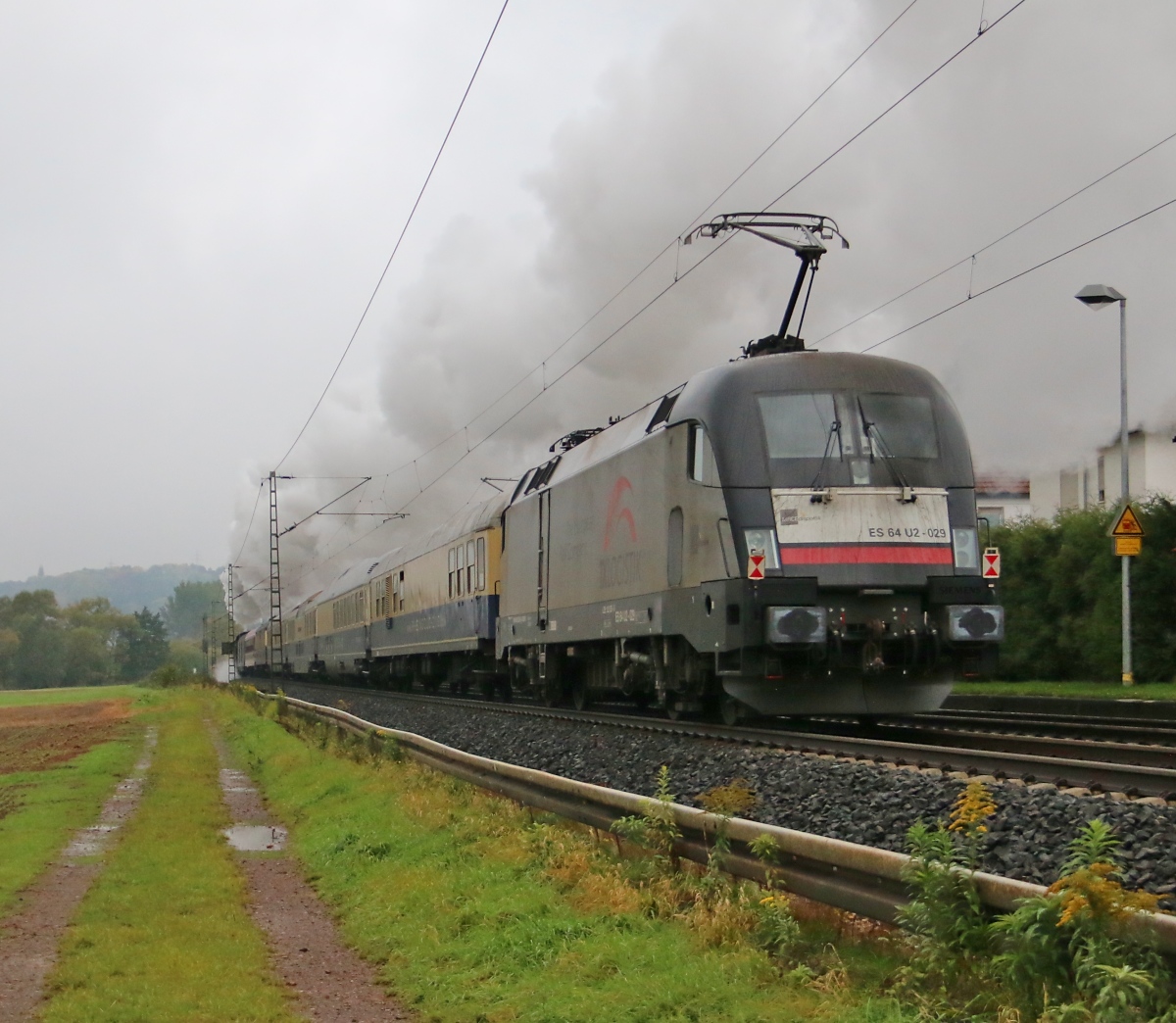 182 529 (ES 64 U2-029) am Zugschluss eines Sonderzuges, der am 17.10.2015 mit 01 150 bespannt in Richtung Süden unterwegs war. Aufgenommen in Ludwigsau-Friedlos.