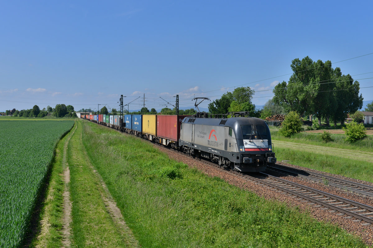 182 529 mit einem Containerzug am 26.05.2016 bei Plattling. 