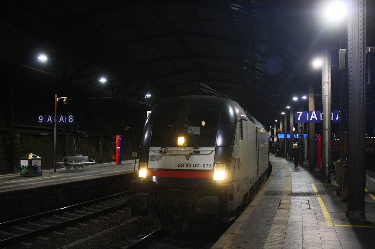 182 529 von TXL-Logistik steht im Aachener-Hbf mit dem AKE-Rheingold von Aachen-Hbf nach Würzburg-Hbf,Nürnberg-Hbf.
Aufgenommen am frühen Morgen vom 20.12.2014.
