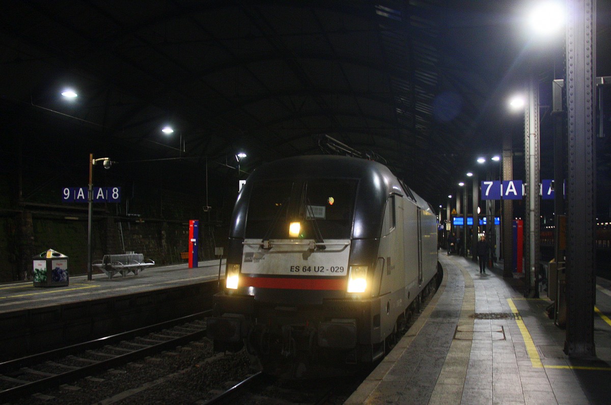 182 529 von TXL-Logistik steht im Aachener-Hbf mit dem AKE-Rheingold von Aachen-Hbf nach Würzburg-Hbf,Nürnberg-Hbf.
Aufgenommen am frühen Morgen vom 20.12.2014.