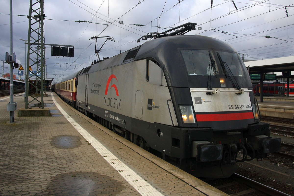 182 529 von TXL-Logistik steht im Nürnberger-Hbf mit dem AKE-Rheingold aus Aachen-Hbf nach Nürnberg-Hbf.
Aufgenommen in Nürnberg-Hbf bei Regenwolken am Vormittag vom 20.12.2014.