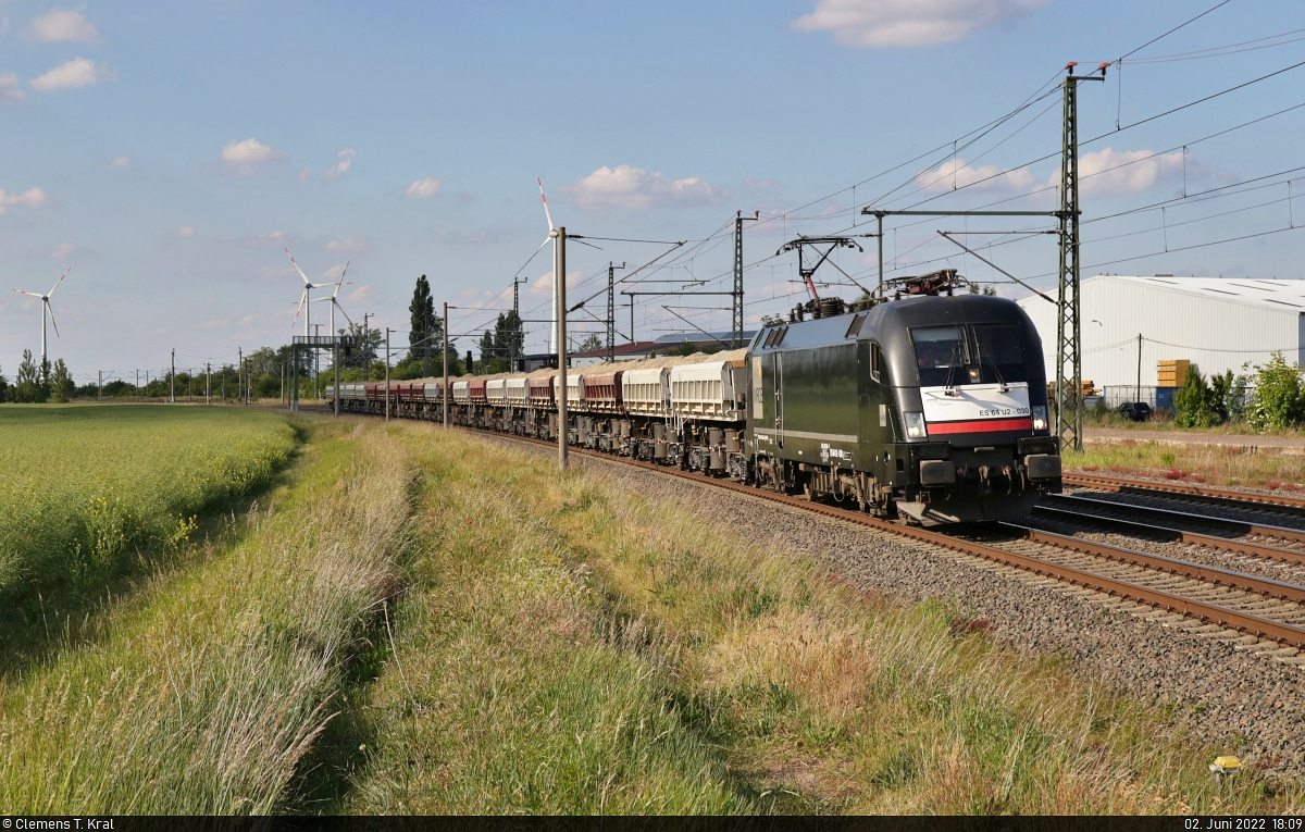 182 530-6 (Siemens ES64U2-030) ist mit  Fas - und  Uas -Wagen (augenscheinlich bestückt mit Sand bzw. Kies aus Sachsendorf) auf dem Weg Richtung Halle (Saale).

🧰 Mitsui Rail Capital Europe GmbH (MRCE), vermietet an DB Fahrwegdienste GmbH (DB Netz AG)
🕓 2.6.2022 | 18:09 Uhr