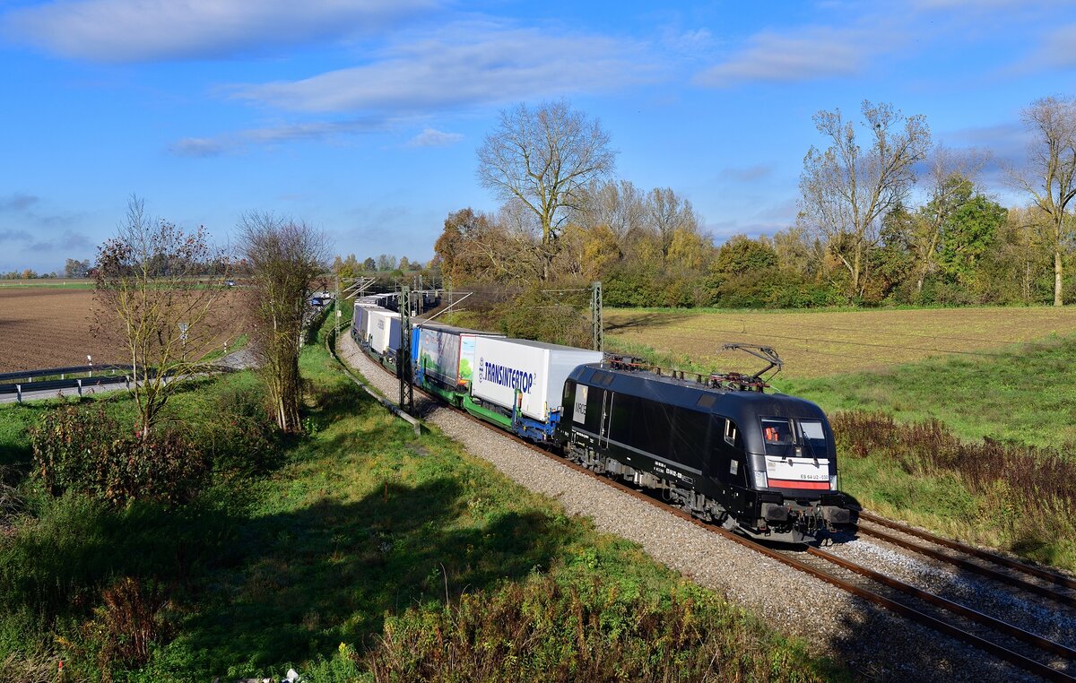 182 530 mit einem KLV am 25.10.2022 bei Langenisarhofen.