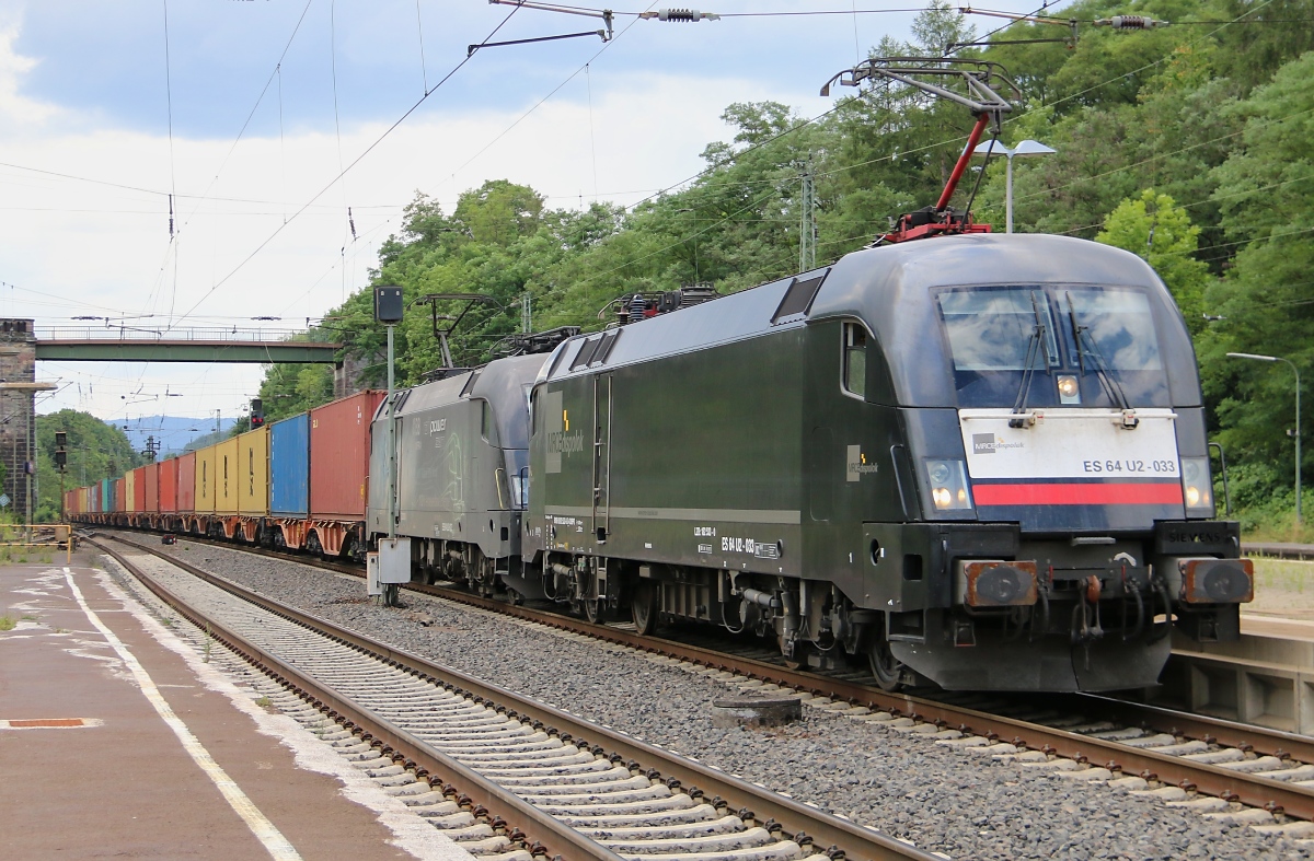 182 533 (ES 64 U2-033) in Doppeltraktion mit 182 527 (ES 64 U2-027) und Containerzug in Fahrtrichtung Norden. Aufgenommen am 24.07.2014 in Eichenberg.