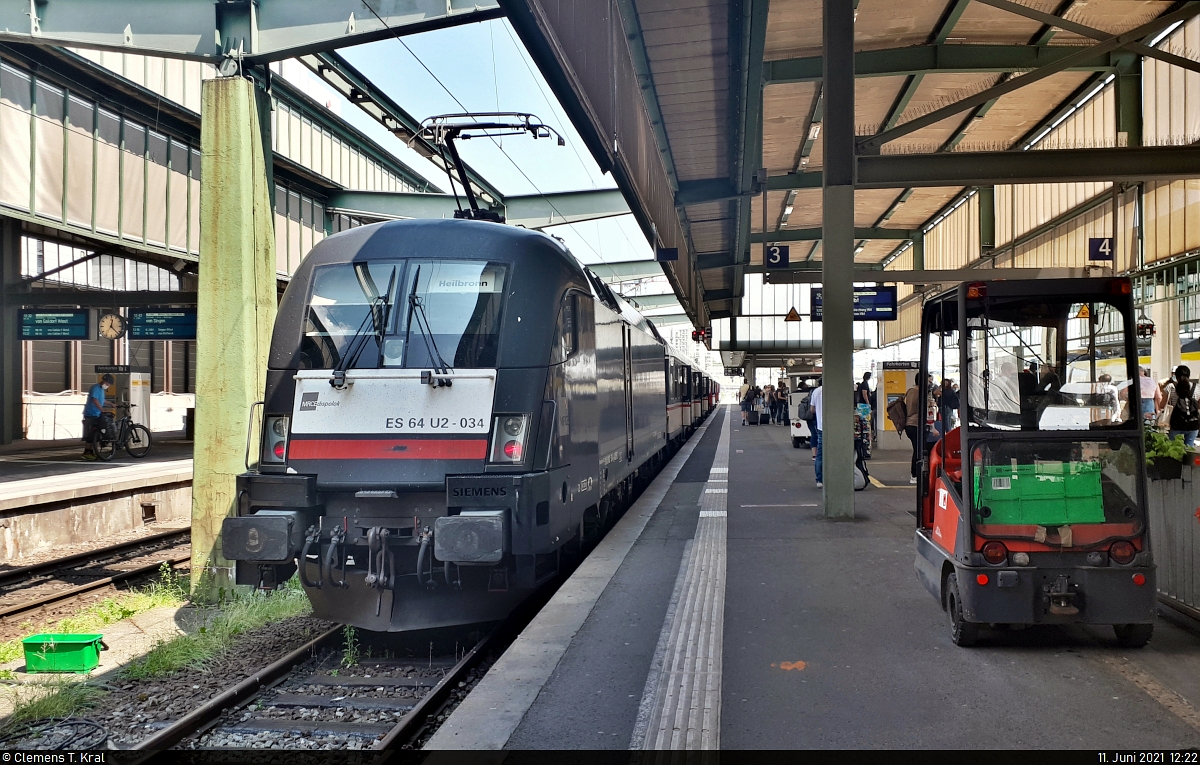 182 534-8 (Siemens ES64U2-034) wartet als TRI-Ersatzzug auf Ausfahrt in Stuttgart Hbf auf Gleis 3.

🧰 Mitsui Rail Capital Europe GmbH (MRCE), im Dienste der Abellio Rail Baden-Württemberg GmbH
🚝 RE 26882 (RE10a) Tübingen Hbf–Heilbronn Hbf
🕓 11.6.2021 | 12:22 Uhr

(Smartphone-Aufnahme)