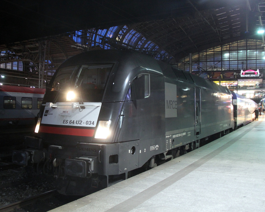 182 534-8(ES 64 U2-034)mit HKX 1806 von Hamburg-Altona nach Kln Hbf kurz vor der Ausfahrt im Hamburger Hbf.17.01.2015