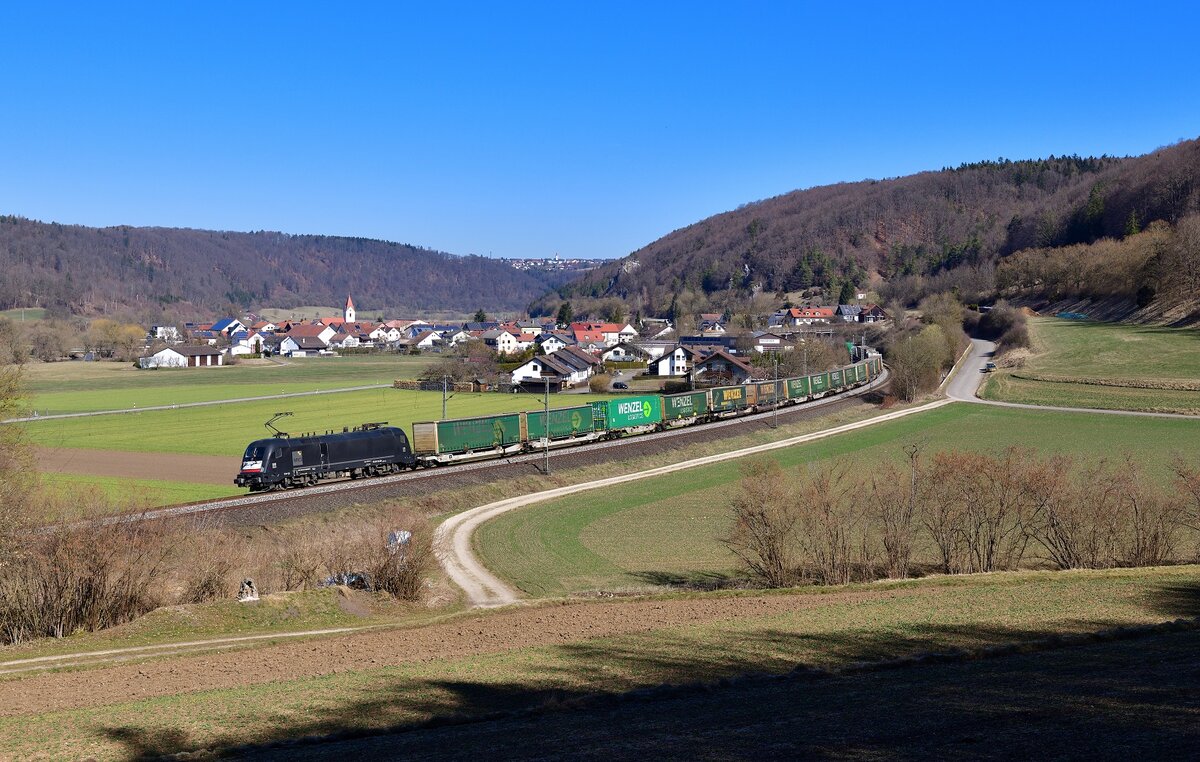 182 534 mit einem KLV am 22.03.2022 bei Breitenfurt.