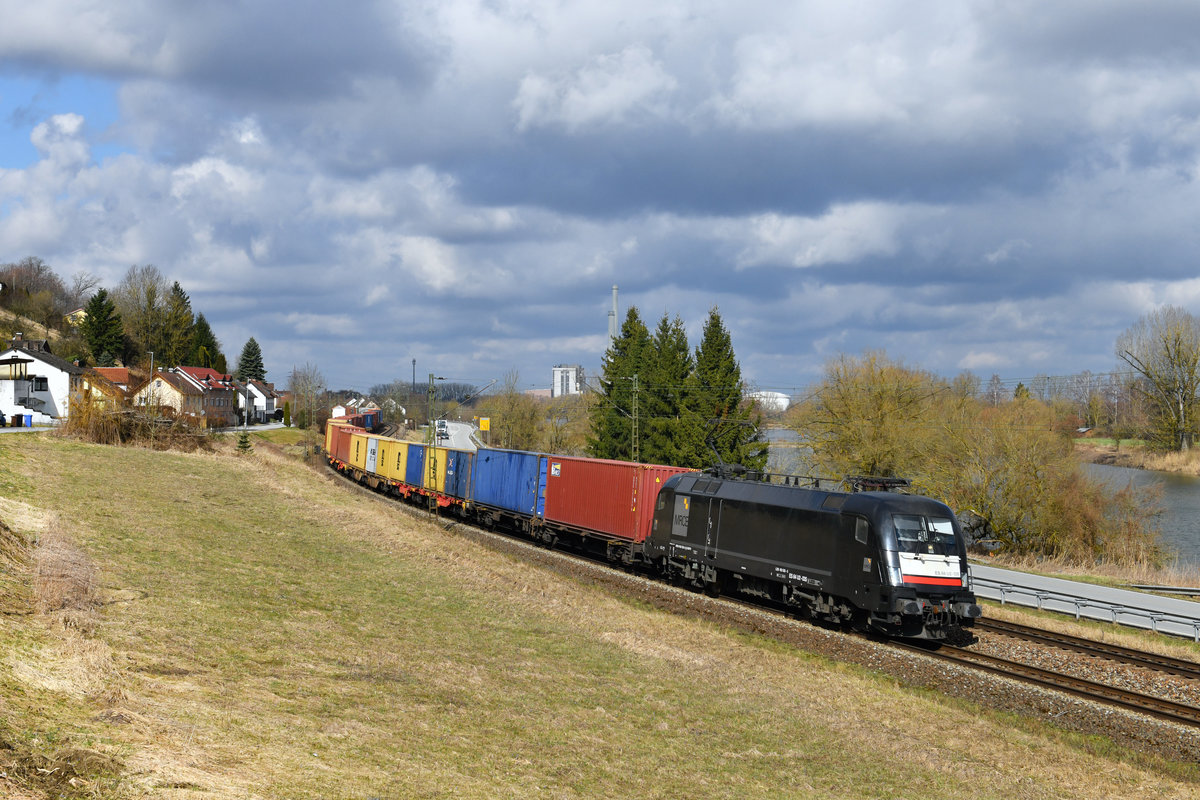 182 535 mit DGS 43933 am 29.03.2018 bei Pleinting. 