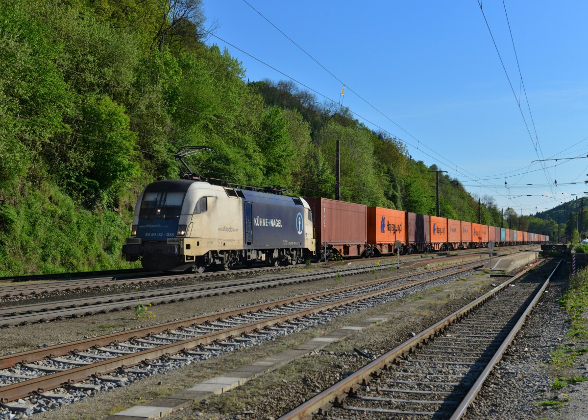182 535 mit einem Containerzug am 25.04.2014 bei der Durchfahrt in Wernstein am Inn.