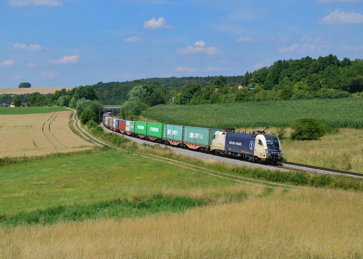 182 535 mit einem Containerzug am 18.07.2014 bei Edlhausen. 