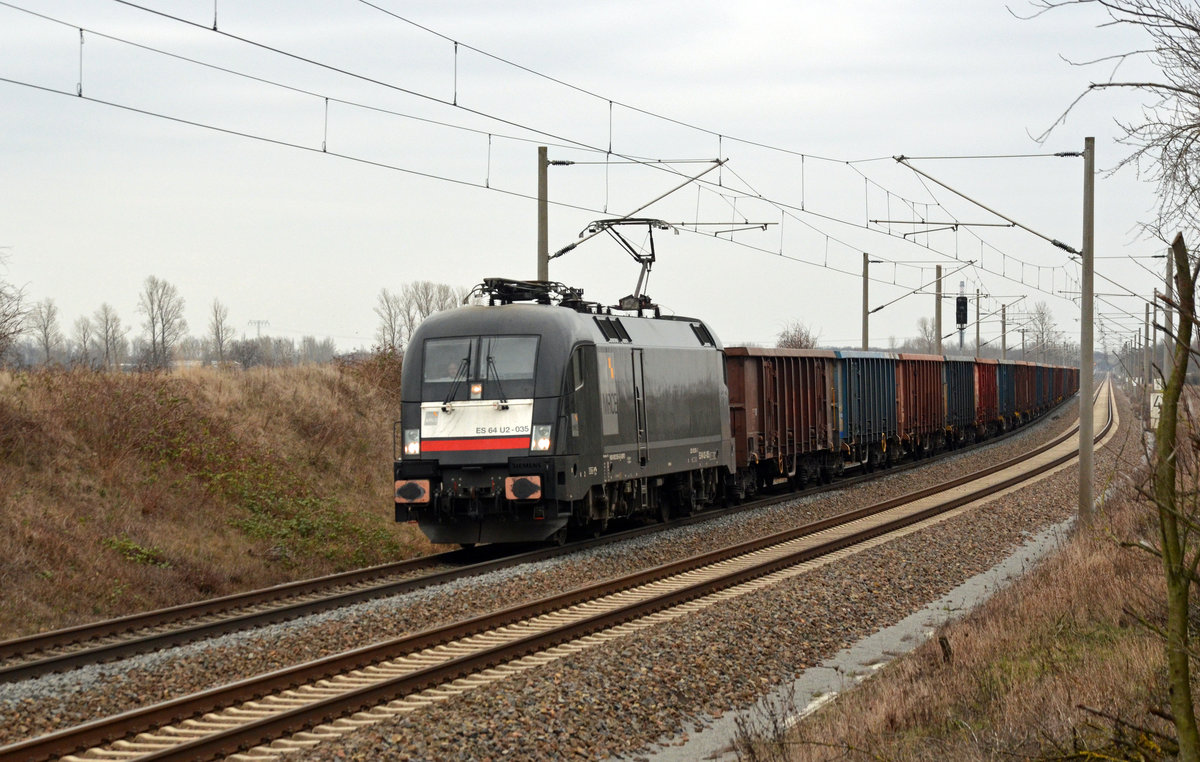 182 535 schleppte am 02.03.19 einen Hochbordwagenzug vorbei an der Blockstelle Ostermark zwischen Köthen und Wulfen Richtung Magdeburg.