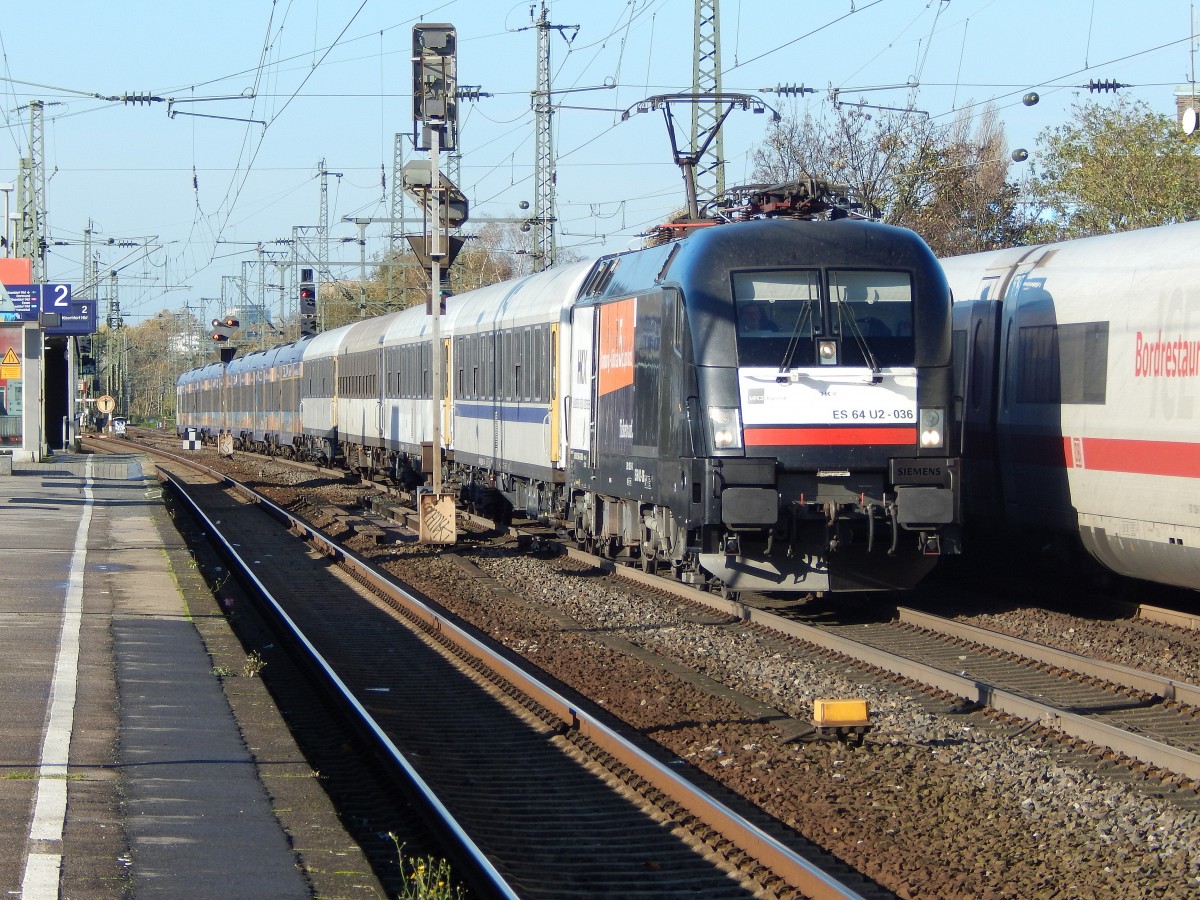 182 536 kam mit dem HXK nach Köln HBF durch Oberbilk gefahren. Am Haken hatte er moderne und alte NOB Wagen.

Düsseldorf 08.11.2014