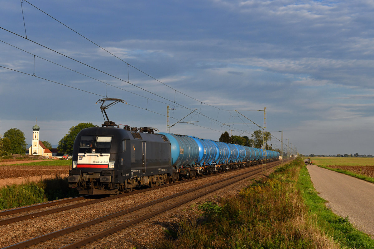182 536 mit einem Kesselzug am 09.09.2018 bei Amselfing. 