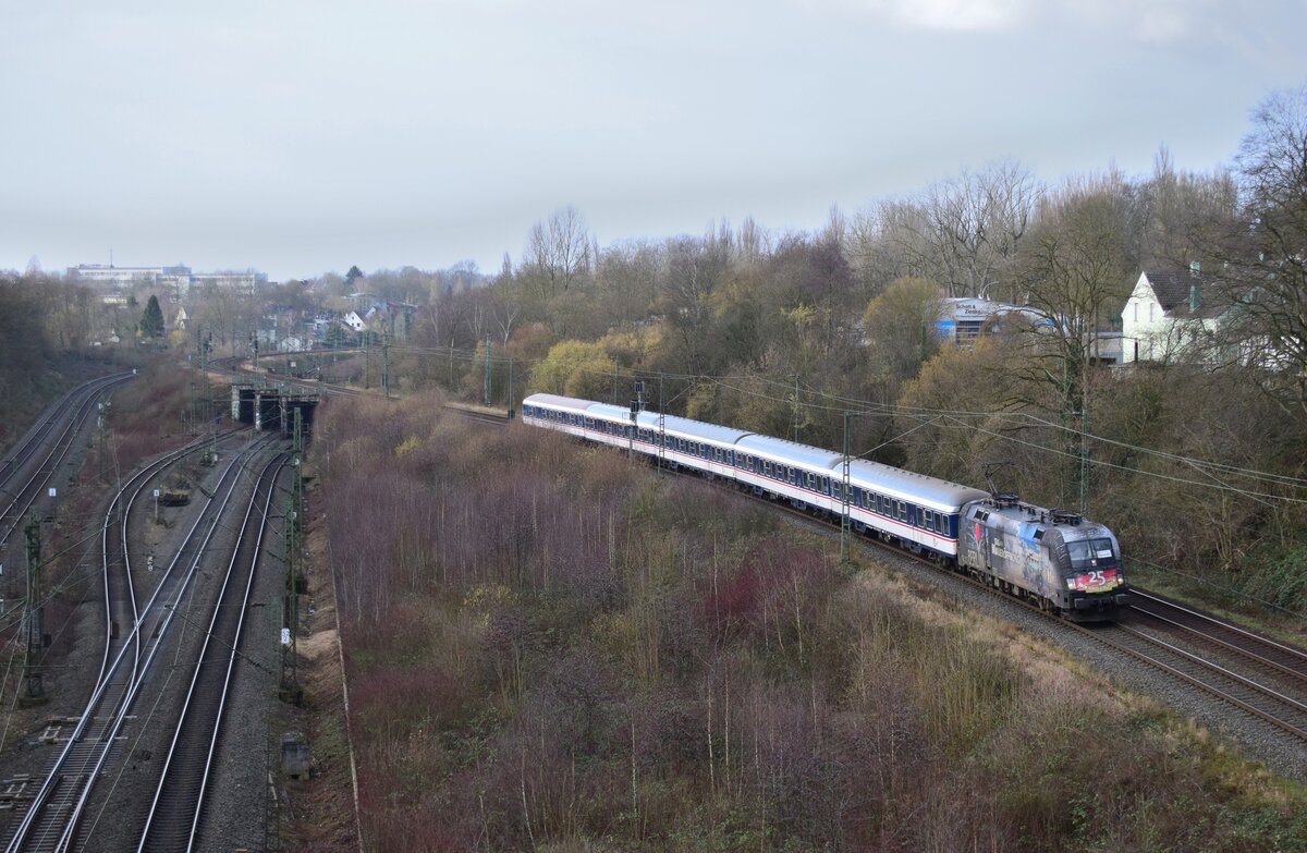 182 560 kommt mit dem RB40 Pendel durch Bochum gefahren und unterquert in Kürze die Buselohstraße.

Bochum 30.01.2022