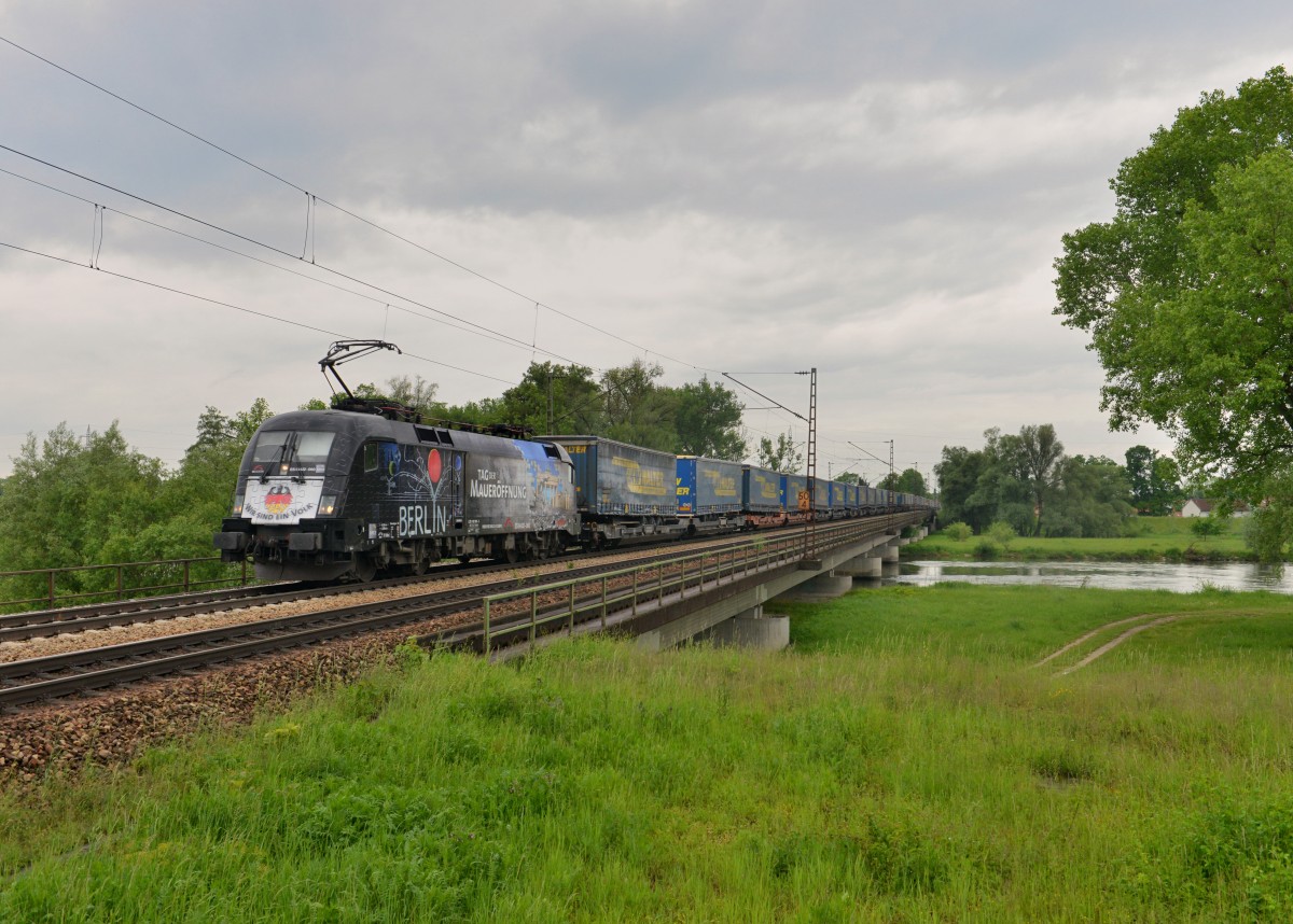 182 560 mit DGS 43945 am 19.05.2015 auf der Isarbrücke bei Plattling. 