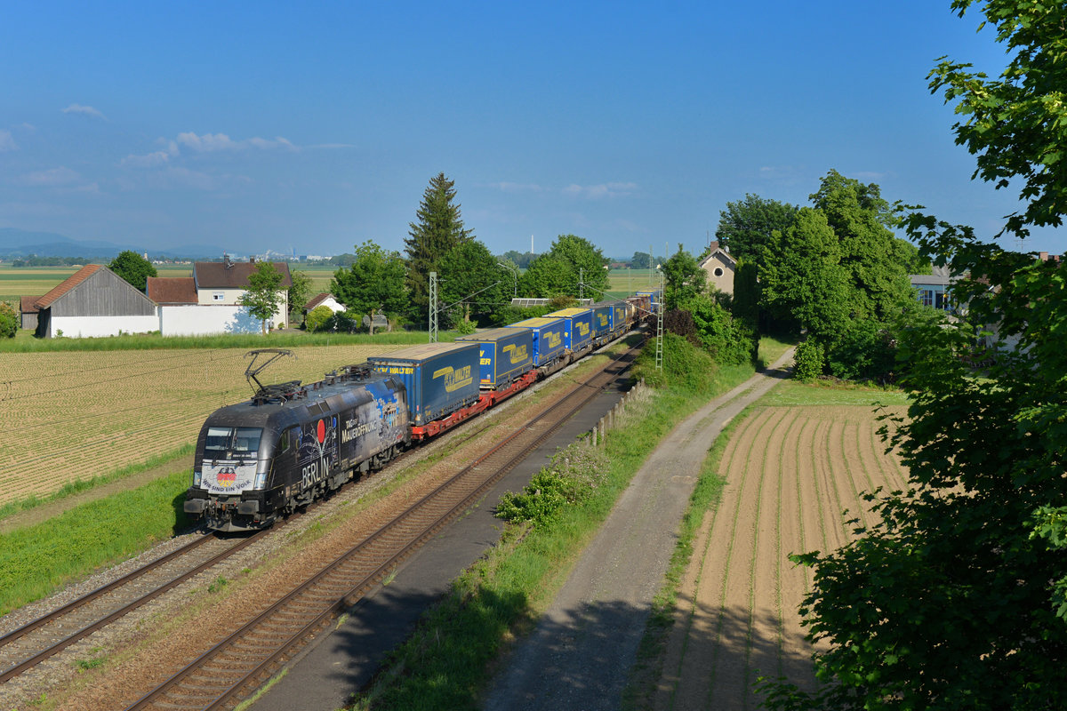 182 560 mit einem KLV am 11.05.2018 bei Stephansposching.