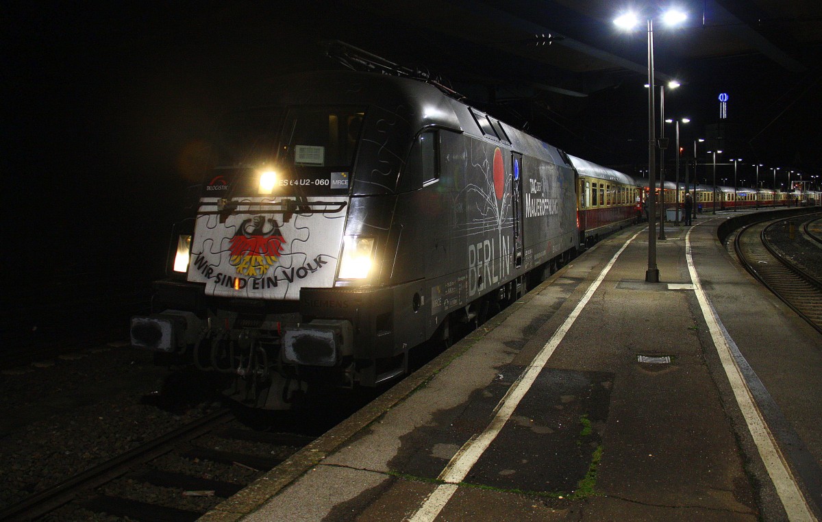 182 560 von TXL  25 Jahre Mauerfall  steht im Aachener-Hbf mit dem AKE-Rheingold von Aachen-Hbf nach Erfurt-Hbf.
 Aufgenommen vom Bahnsteig 6 vom Aachen-Hbf.
Aufgenommen am frühen Morgen vom 5.12.2015.