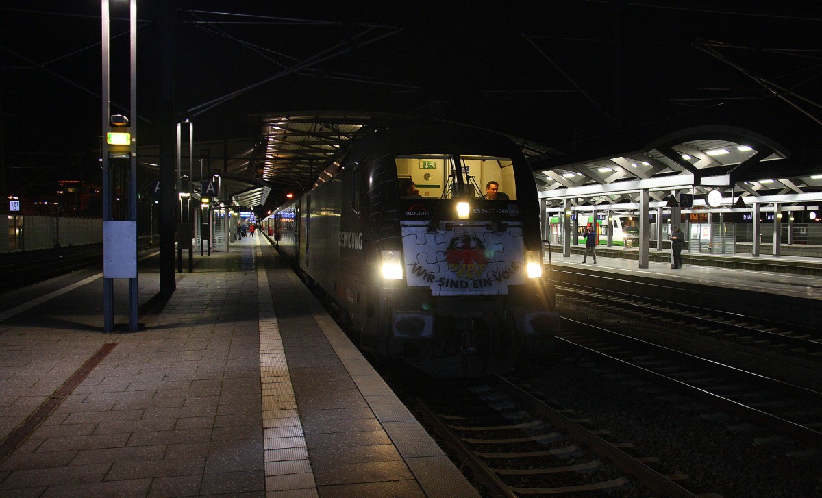 182 560 von TXL  25 Jahre Mauerfall  steht im Erfurter-Hbf  mit dem AKE-Rheingold von Erfurt-Hbf nach  Aachen-Hbf.
Aufgenommen vom Bahnsteig 2 Erfurt-Hbf. 
Am Abend vom 5.12.2015.