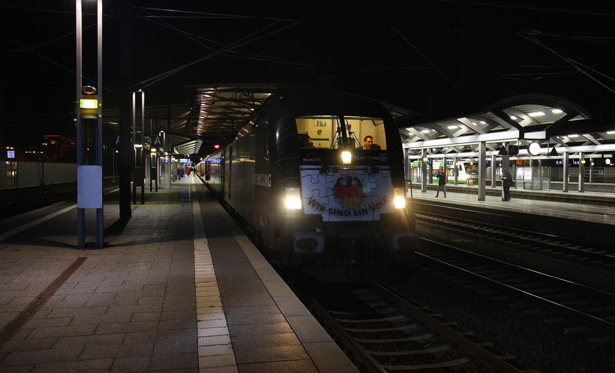 182 560 von TXL  25 Jahre Mauerfall  steht im Erfurter-Hbf  mit dem AKE-Rheingold von Erfurt-Hbf nach  Aachen-Hbf.
Aufgenommen vom Bahnsteig 2 Erfurt-Hbf. 
Am Abend vom 5.12.2015.