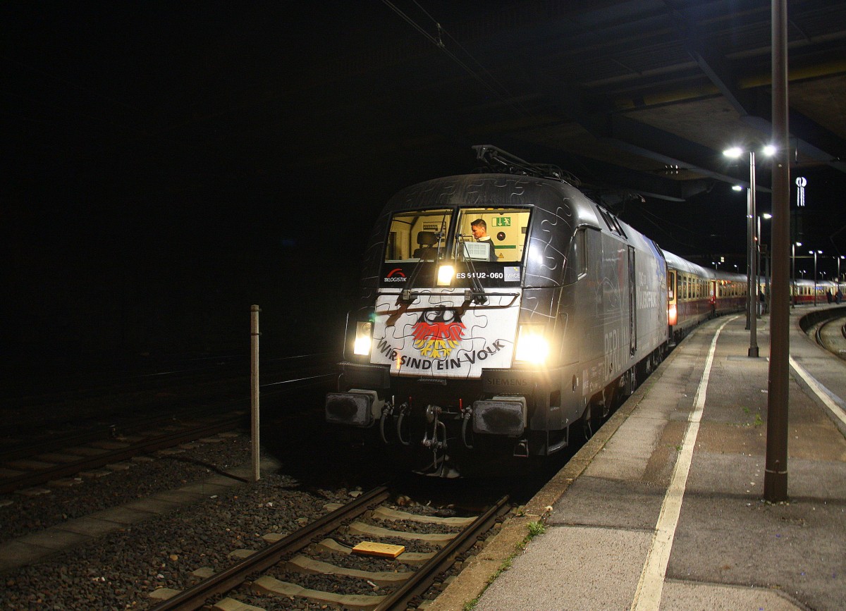 182 560 von TXL  25 Jahre Mauerfall  steht im Aachener-Hbf mit dem AKE-Rheingold aus  Erfurt-Hbf nach Aachen-Hbf.
Aufgenommen vom Bahnsteig 6 vom Aachen-Hbf.
Am späteren Abend des 5.12.2015.