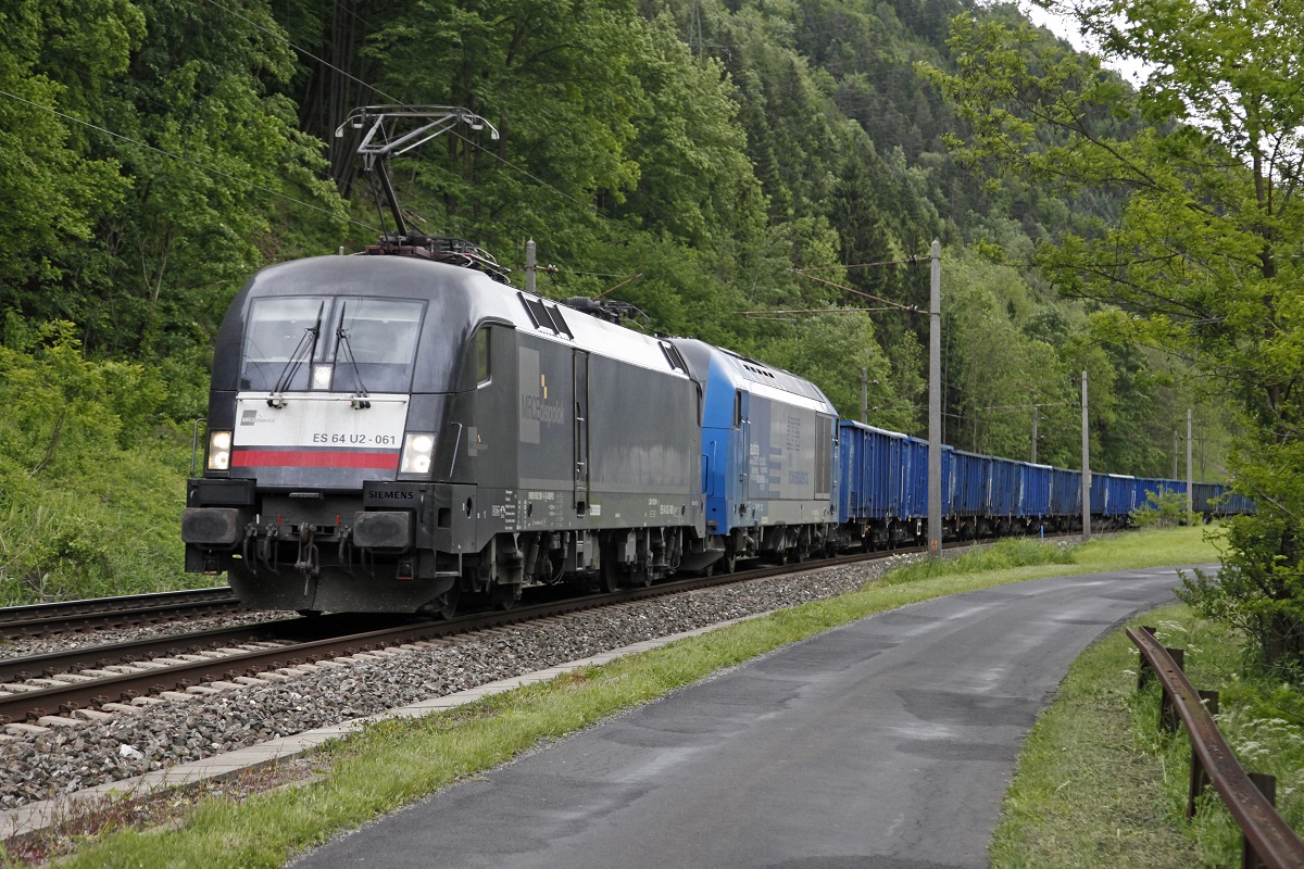 182 561 und 2016 903 ziehen am 15.05.2014 einen Güterzug zwischen Pernegg und Bruck/Mur Richtung Norden.