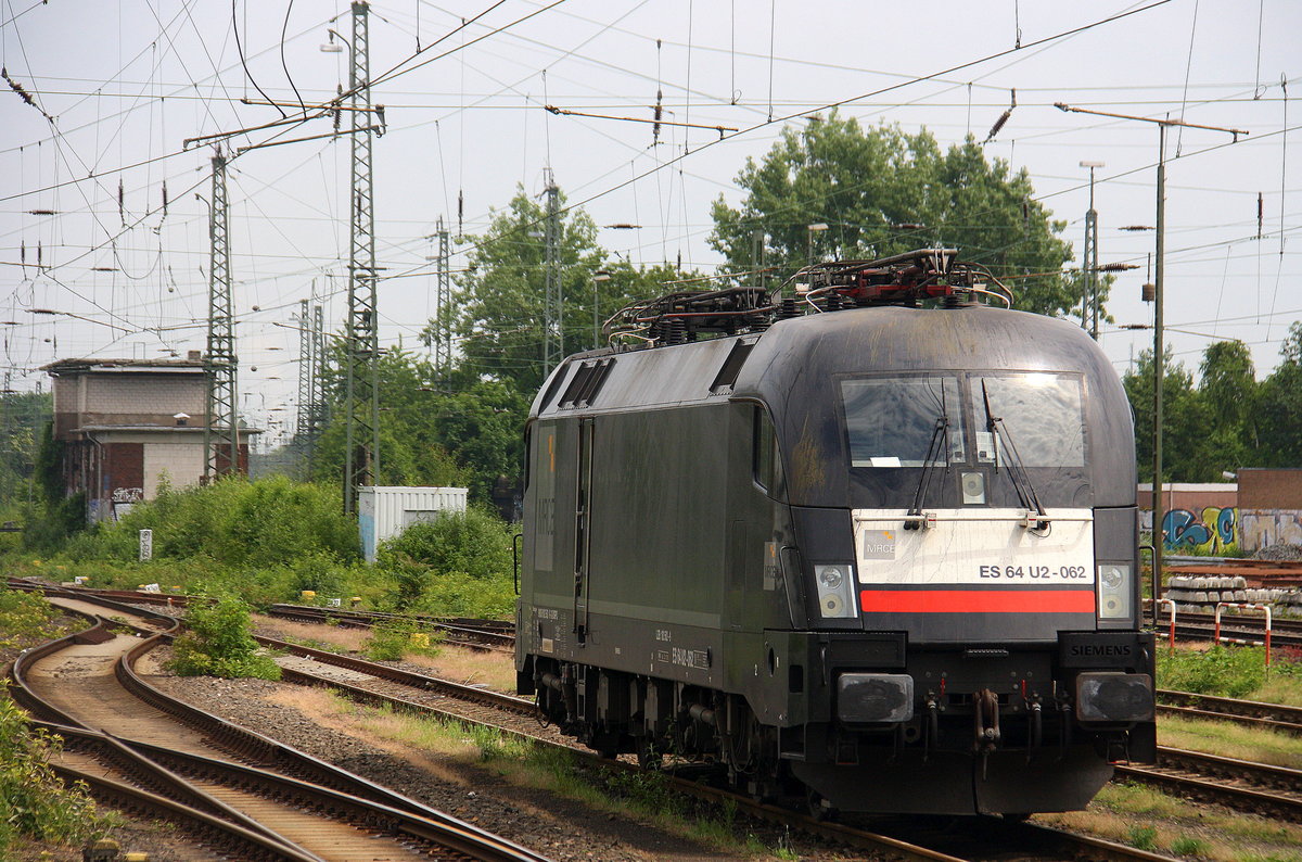 182 562-9 von MRCE steht abgestellt in Krefeld-Hbf.
Aufgenommen von Bahnsteig 4 in Krefeld-Hbf.
Bei Sommerwetter am Mittag vom 28.5.2017.