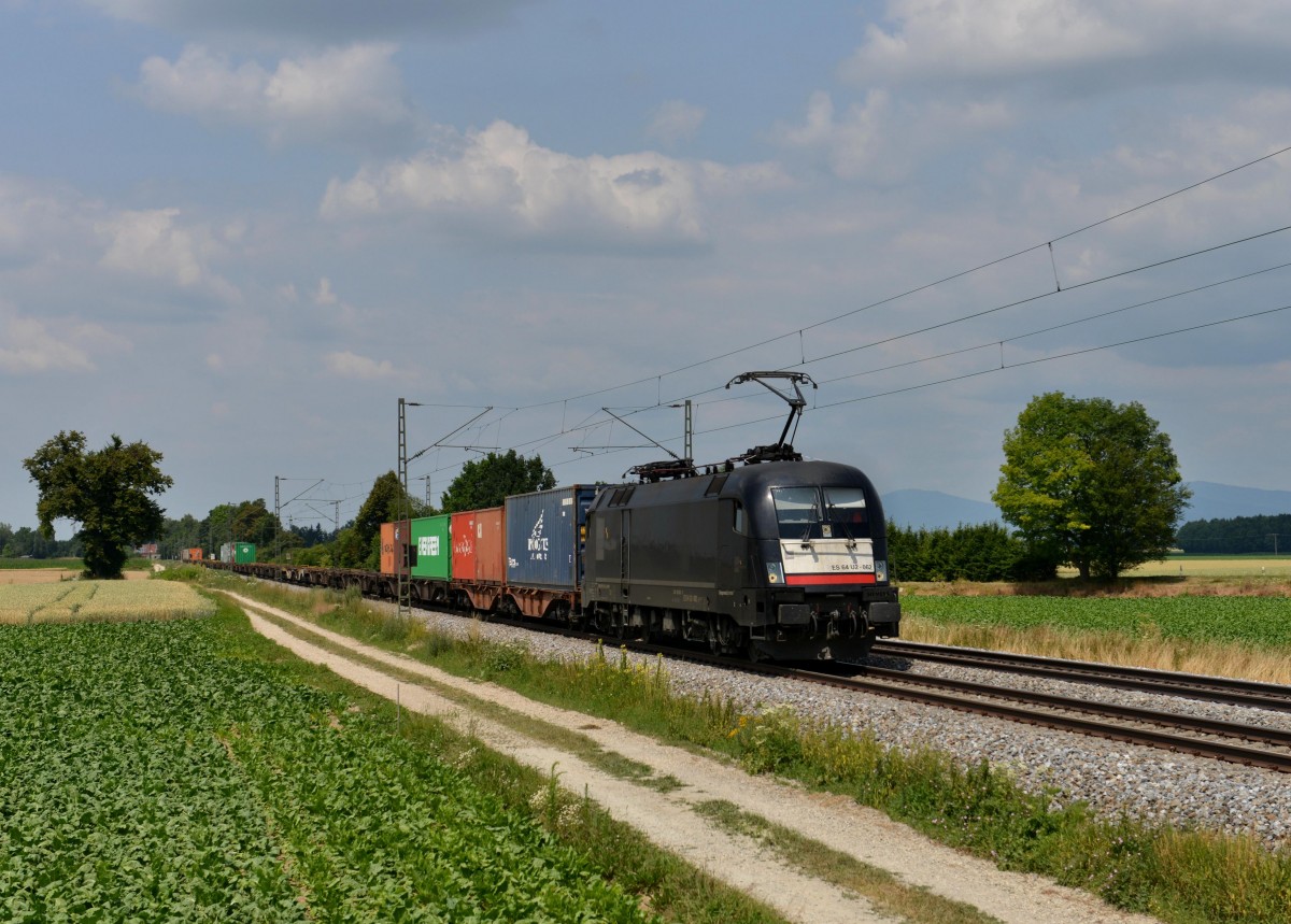 182 562 mit einem Containerzug am 14.07.2013 bei Langenisarhofen.