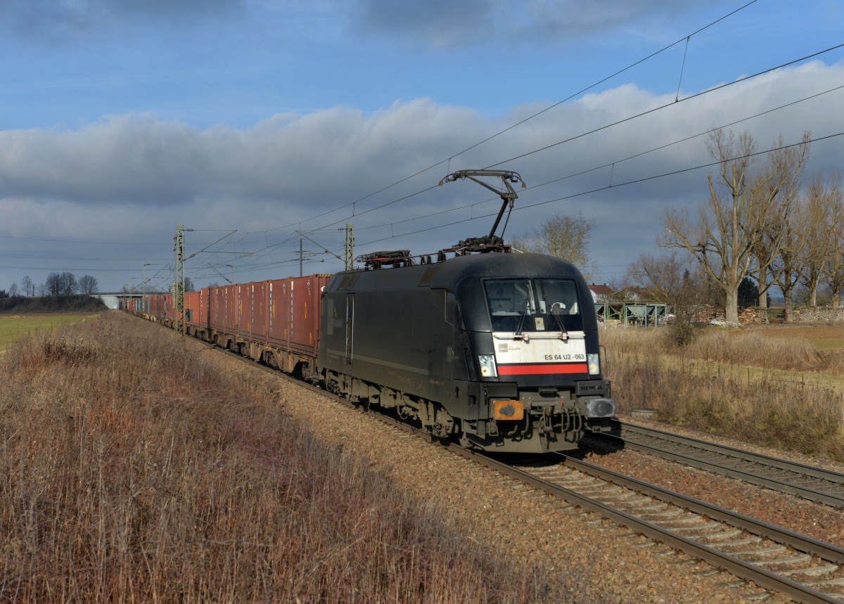 182 563 mit einem Containerzug am 12.01.2014 bei Plattling.