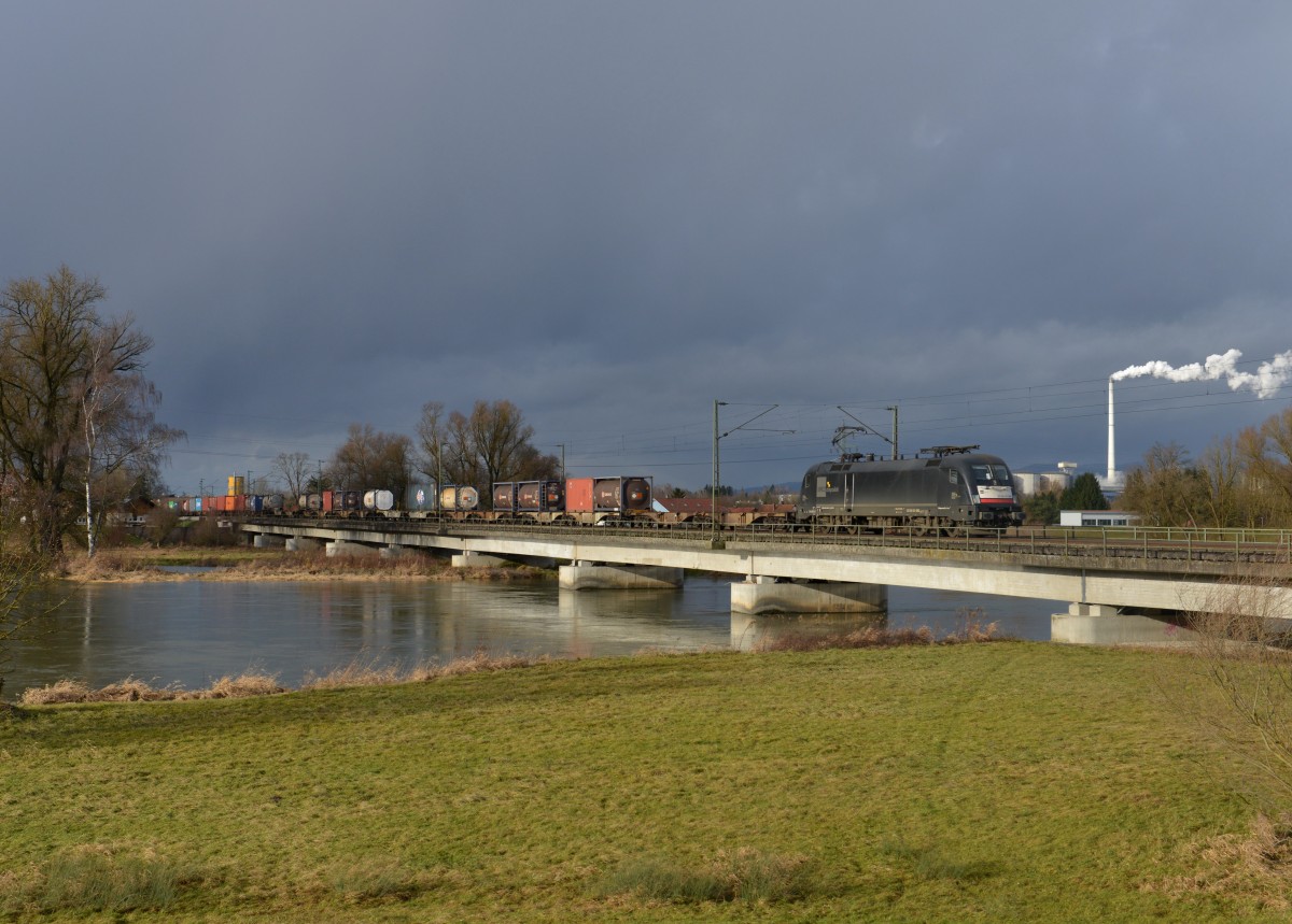 182 563 mit einem Containerzug am 11.01.2015 auf der Isarbrücke bei Plattling.