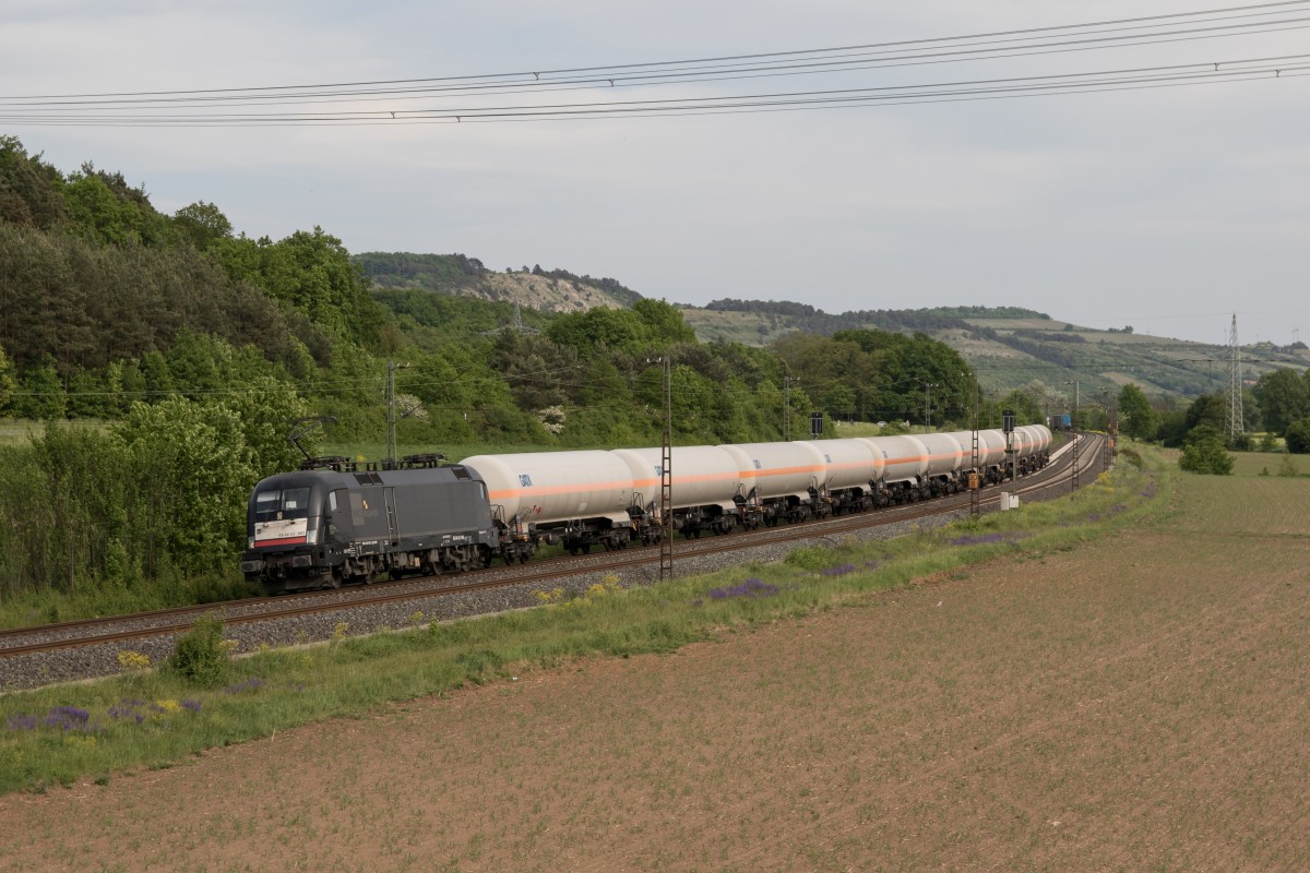 182 563 mit einem Kesselzug am 14. Mai 2015 bei Harrbach.