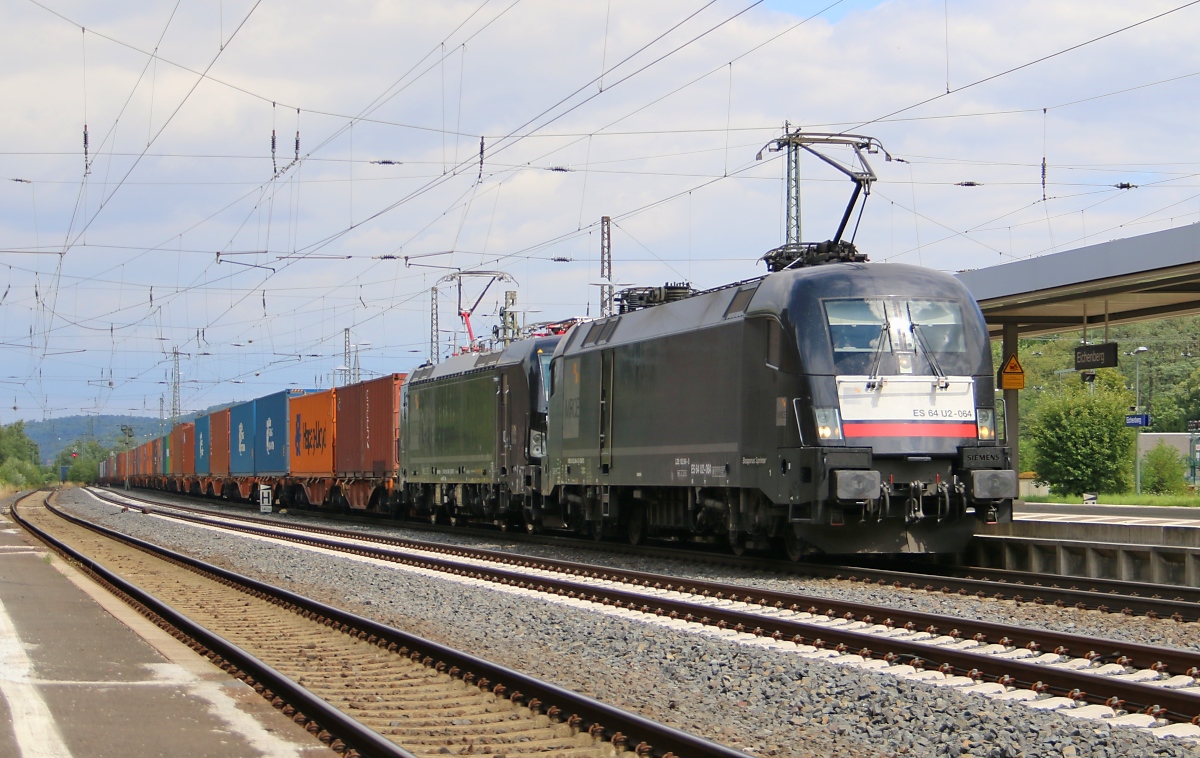 182 564 (E 64 U2-064) in Doppeltraktion mit 193 606 und Containerzug in Fahrtrichtung Süden. Aufgenommen in Eichenberg am 30.07.2015.