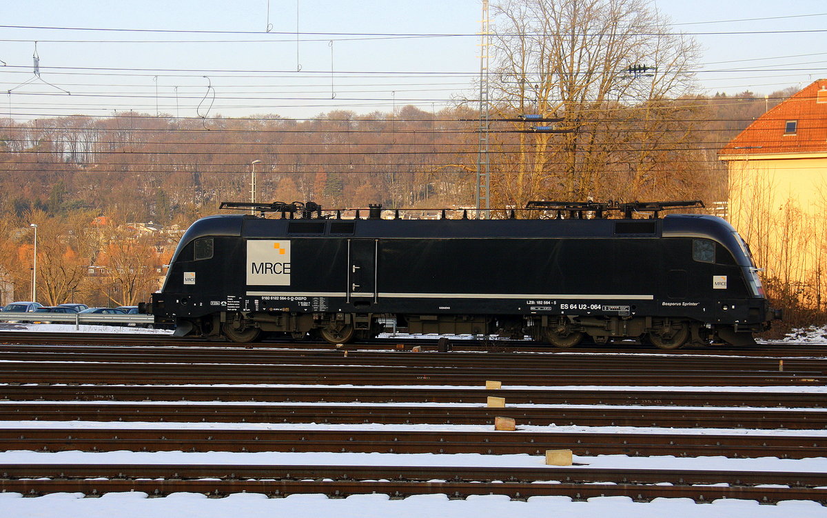 182 564 von MRCE steht in Aachen-West.
Aufgenommen vom Bahnsteig in Aachen-West. 
Bei Sonnenschein am Kalten Nachmittag vom 16.1.2017.