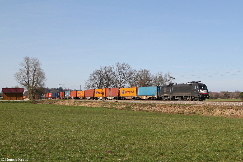 182 565 mit einem Containerzug am 30.03.2014 bei Bernau.