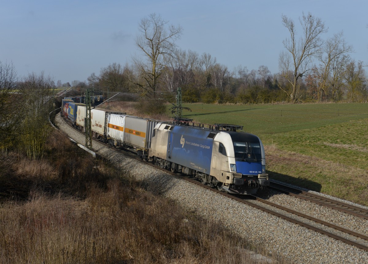 182 566 mit einem Containerzug am 18.02.2014 bei Langenisarhofen.
