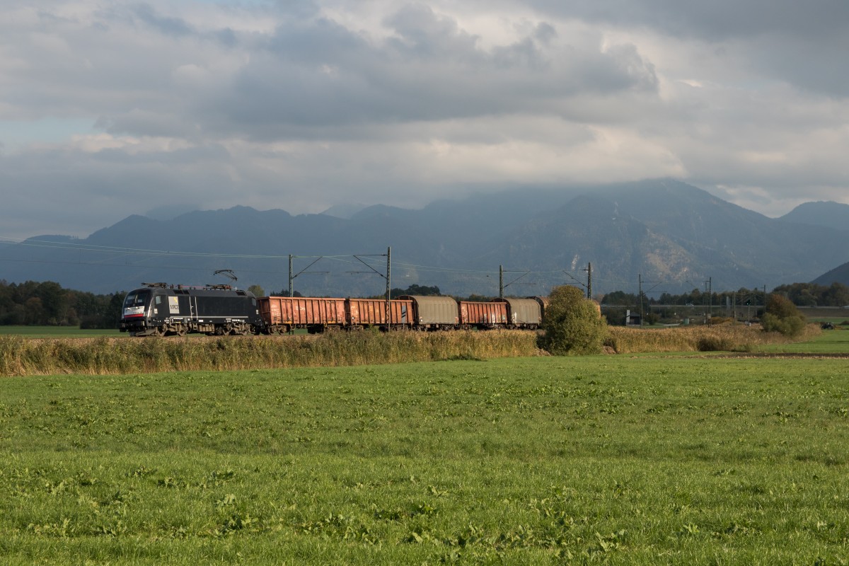 182 566 mit der Übergabe von Freilassing nach Rosenheim am 9. Oktober 2015 bei Weisham. Leider sind die Einsätze der BR 151 an diesem Güterzug Geschichte.