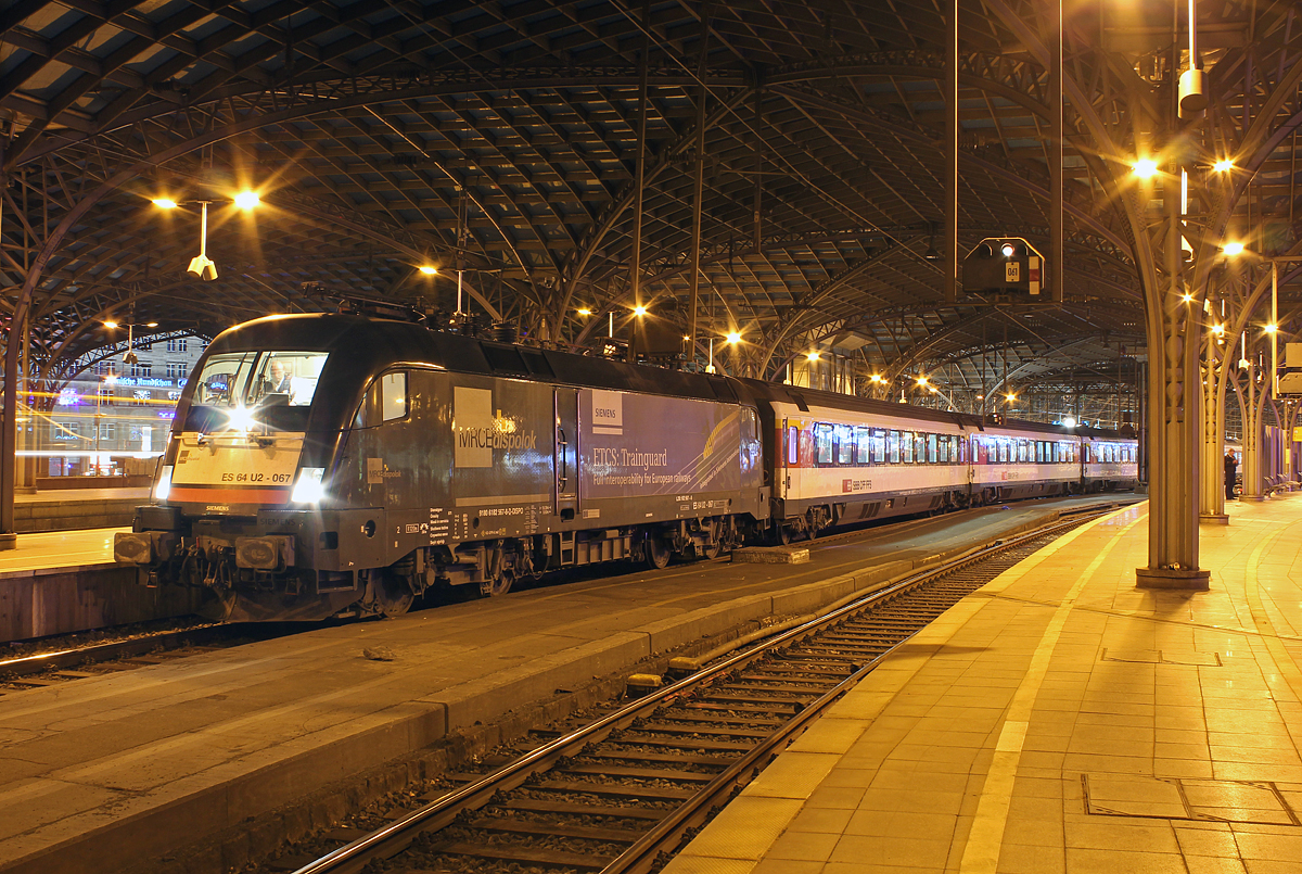182 567-8 / ES 64 U2-067  ETCS Trainguard  am EC6 in Kln Hbf am 10.11.02013