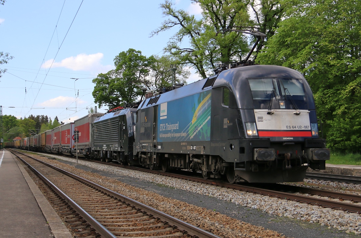 182 567 (ES 64 U2-067) in Doppeltraktion mit 189 910 und KLV-Zug in Fahrtrichtung Kufstein. Aufgenommen in Aßling am 07.05.2015.