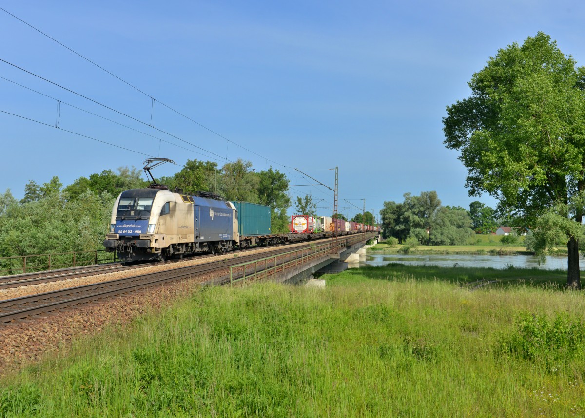 182 568 mit DGS 41131 am 31.05.2015 auf der Isarbrücke bei Plattling.
