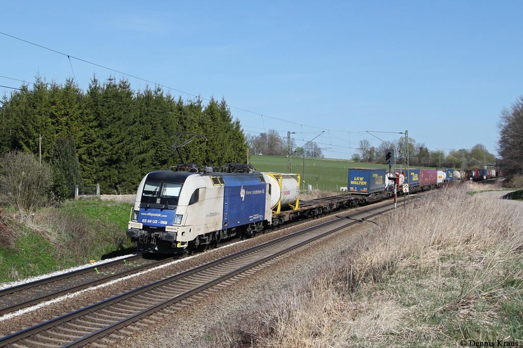 182 568 mit einem Containerzug am 30.03.2014 in Vogl.