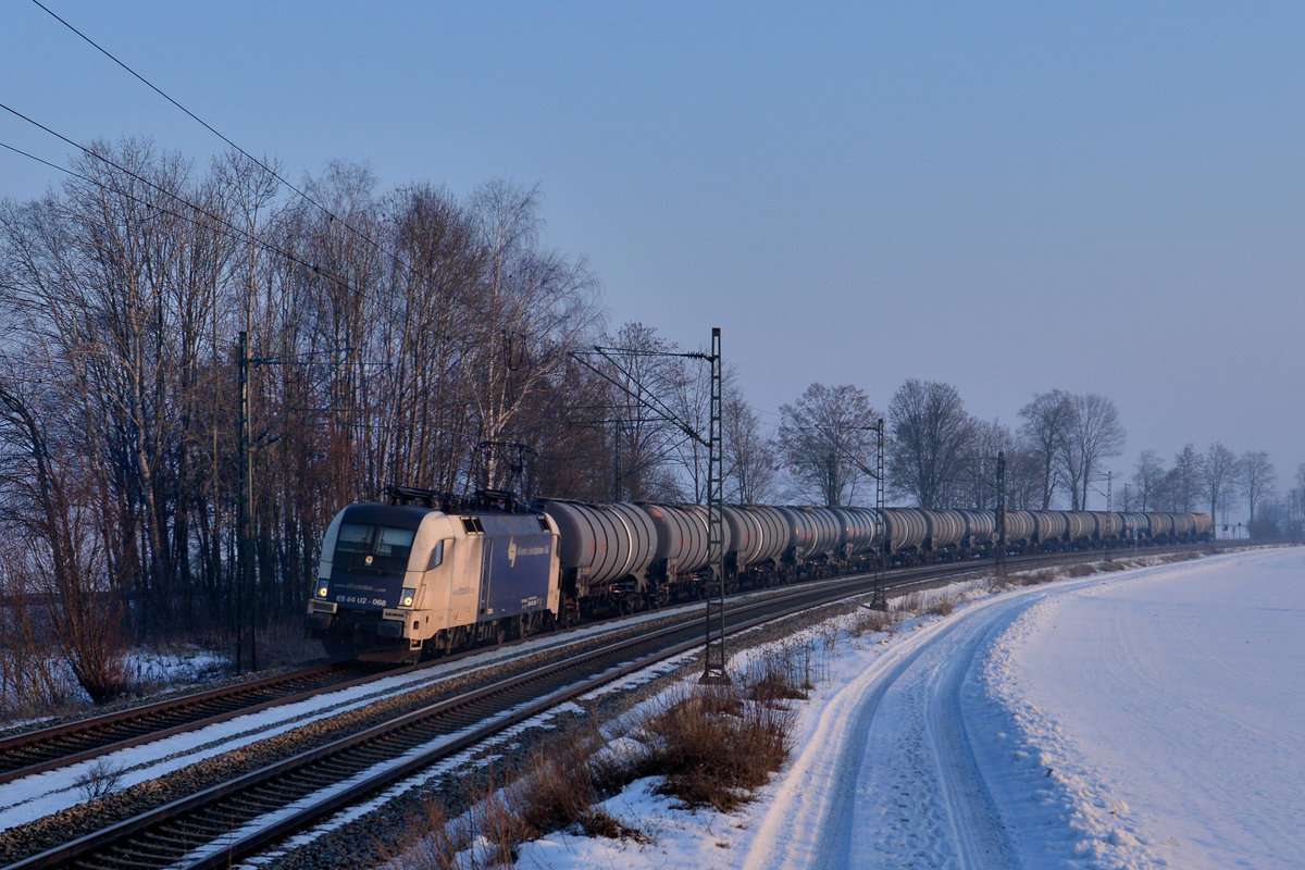 182 568 mit einem Kesselzug am 22.01.2017 bei Langenisarhofen. 