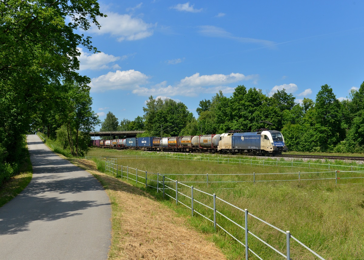 182 568 mit einem KLV am 03.06.2015 bei Schwarzwöhr. 