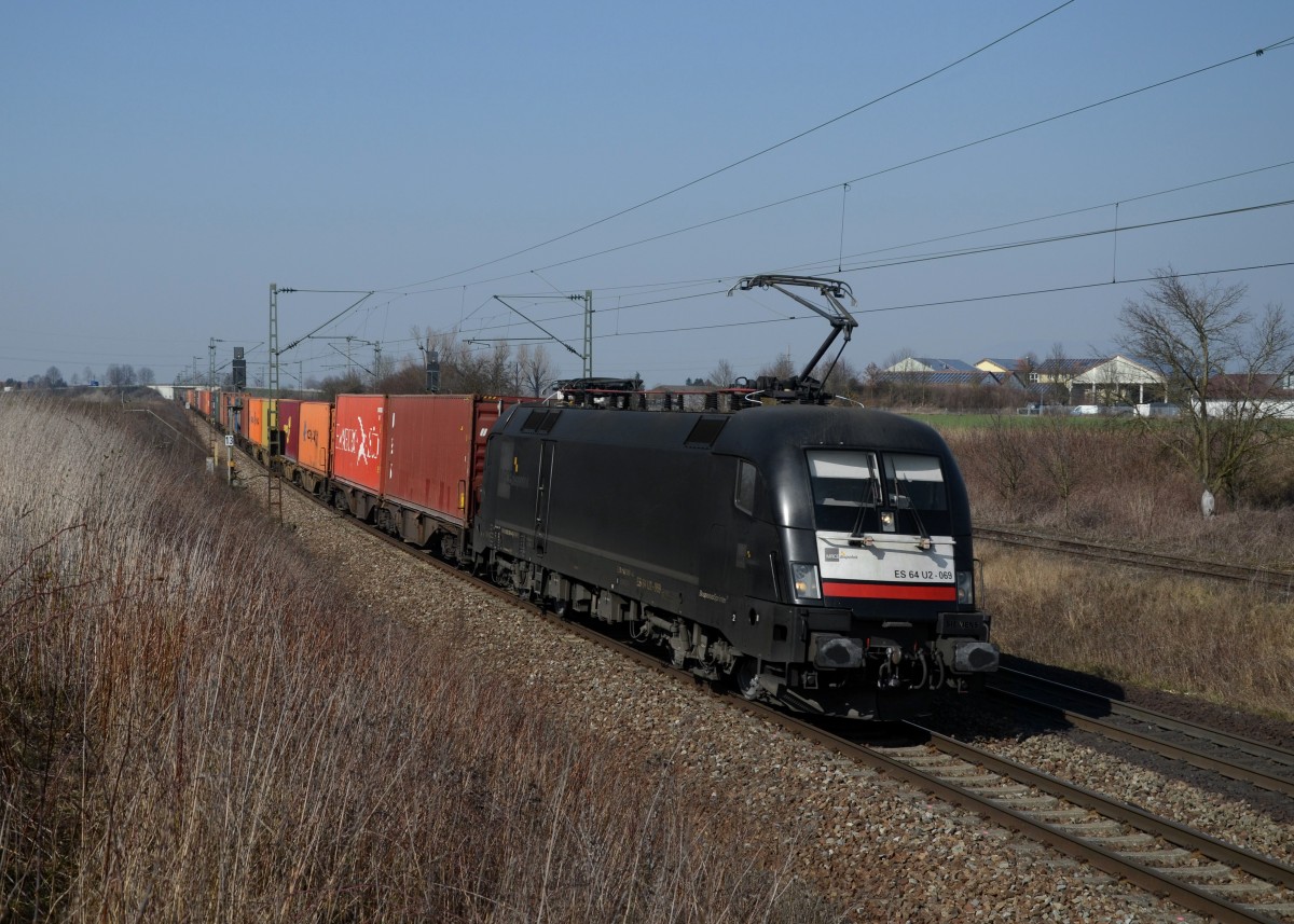 182 569 mit einem Containerzug am 12.03.2014 bei Plattling.