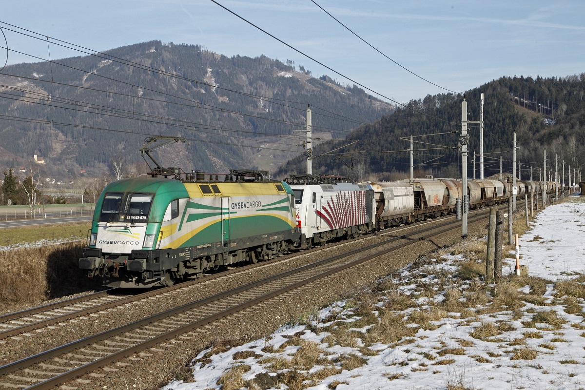 182 570 und 189 904 ziehen am 6.02.2016 einen Güterzug bei Niklasdorf durchs Murtal.