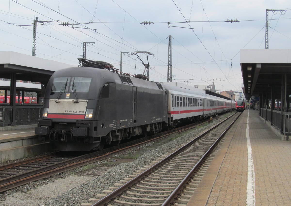 182 570-2 der MRCE steht am 27. August 2013 mit IC 2082  Knigssee  nach Hamburg-Altona im Wrzburger Hbf.