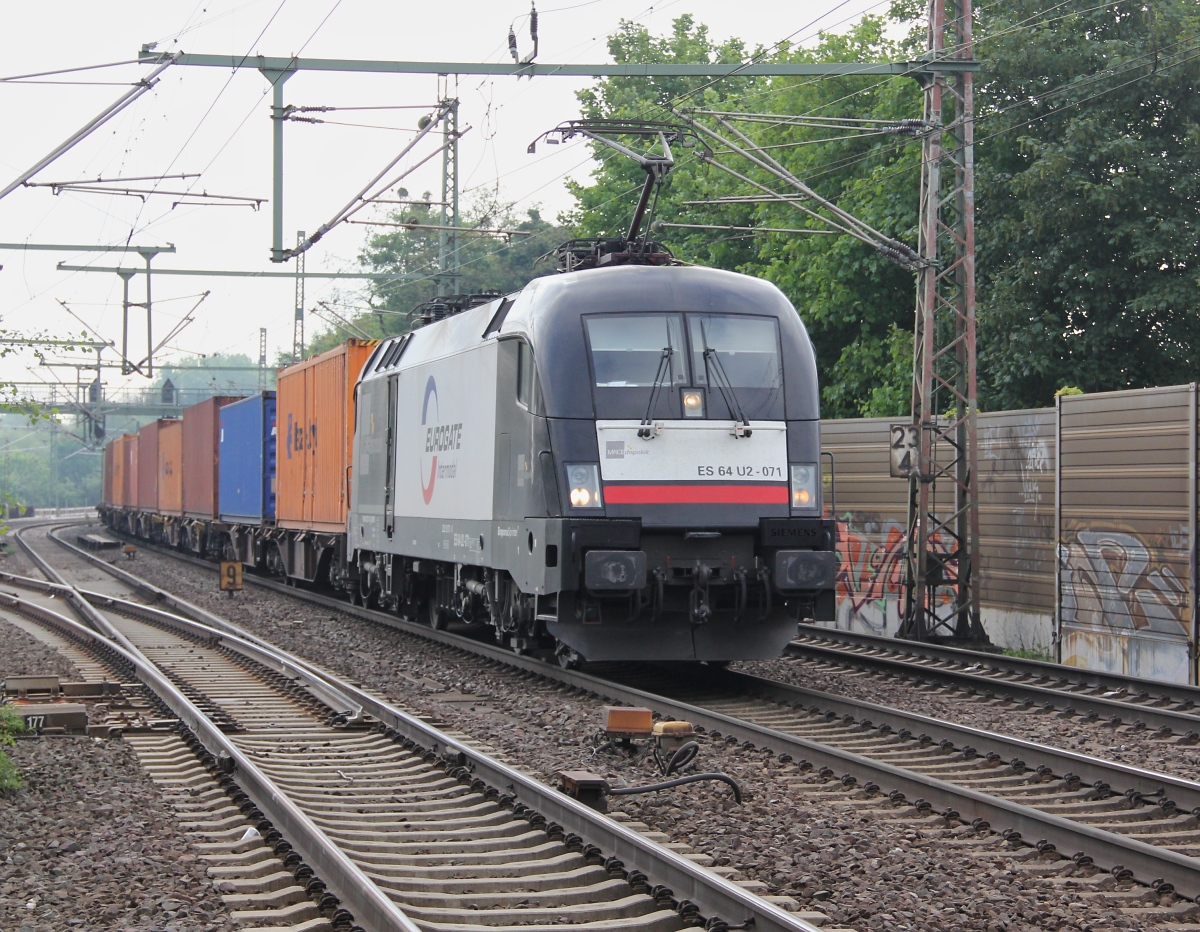 182 571-0 (ES 64 U2-071) fr Eurogate mit Containerzug in Fahrtrichtung Seelze. Aufgenommen am 25.05.2013 in Hannover Linden-Fischerhof.